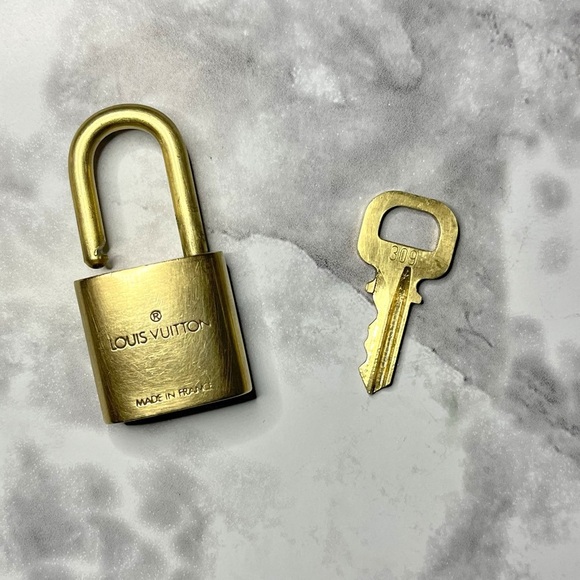 LOUIS VUITTON PadLock & Key #309 with Unbranded Gold & Black Clover Key Chain - Picture 4 of 7